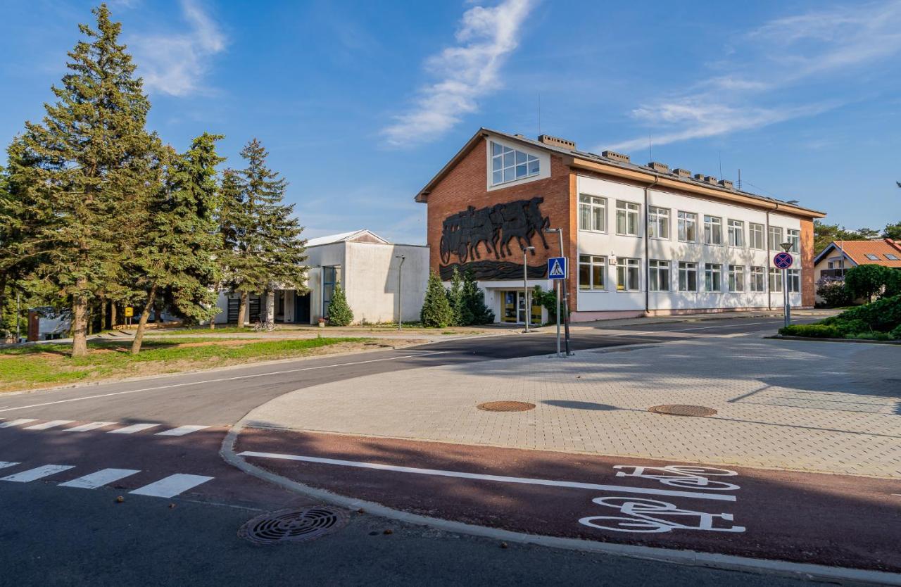 Butukas Nidai Lägenhet Exteriör bild